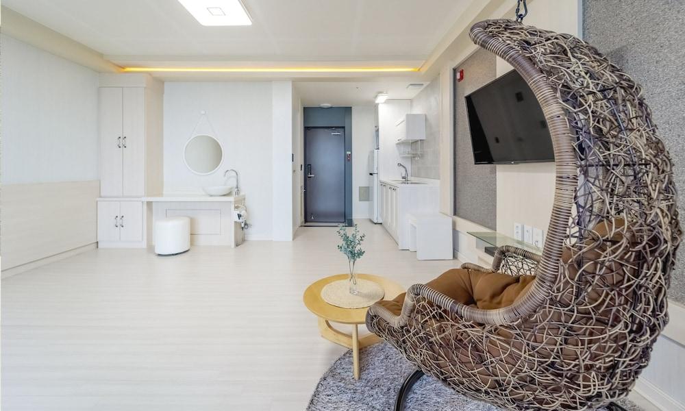 Yeosu Sunset Hostel and Pension