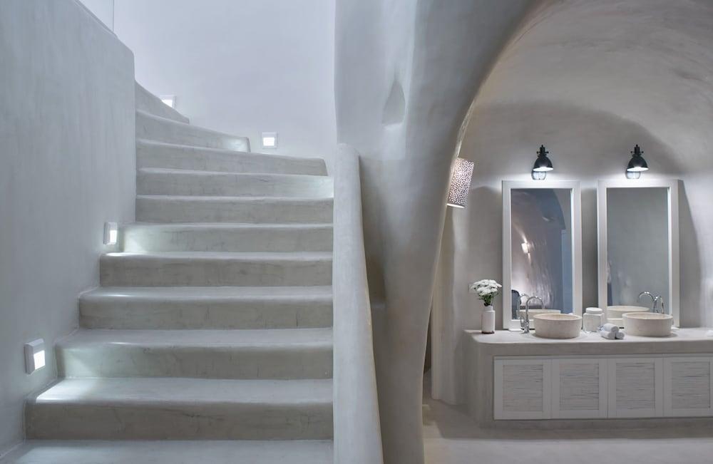 Villa Ioli With Stunning Caldera Views