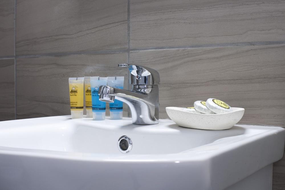 Kolonos - A Renovated Apartment