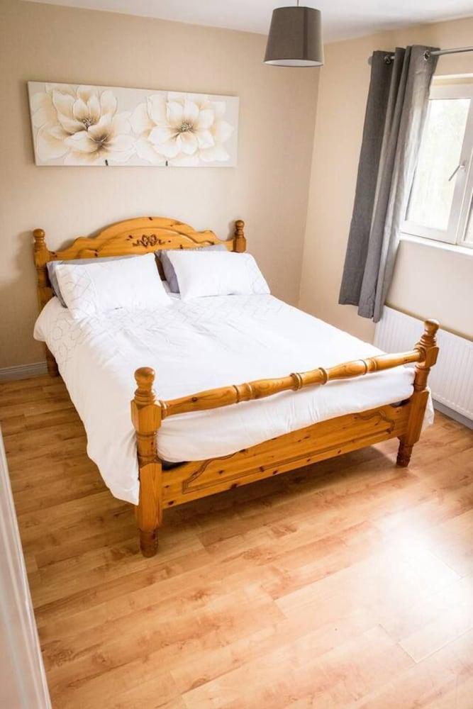 3-bed House in Clonmany With Panoramic Hillside Se