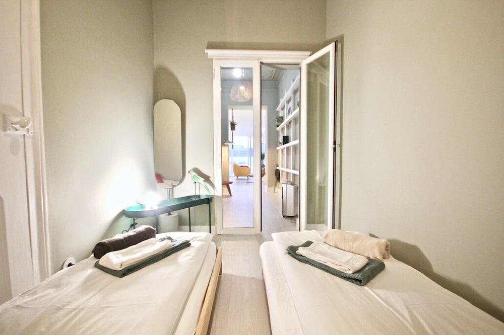 Akicity Ourique Charm