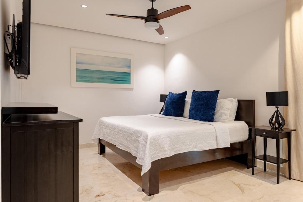 Elements 215 2 Bedroom Condo by RedAwning