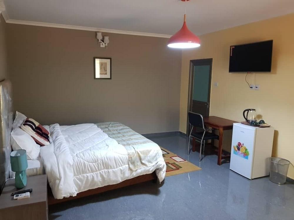 Ticheze Lodge And Car Hire