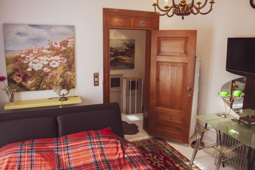 No 1 House By Valence