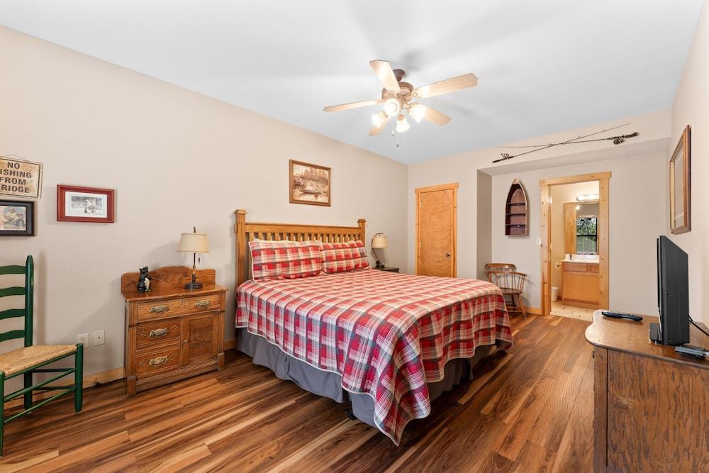 Ozarks Oasis 4 Bedroom Cabin by RedAwning