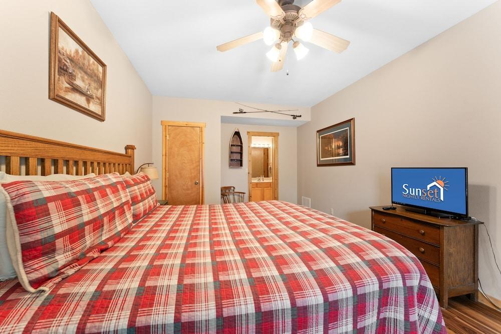 Ozarks Oasis 4 Bedroom Cabin by RedAwning