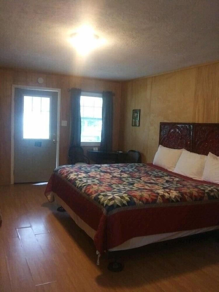 Whispering Creek Lodging & RV Resort