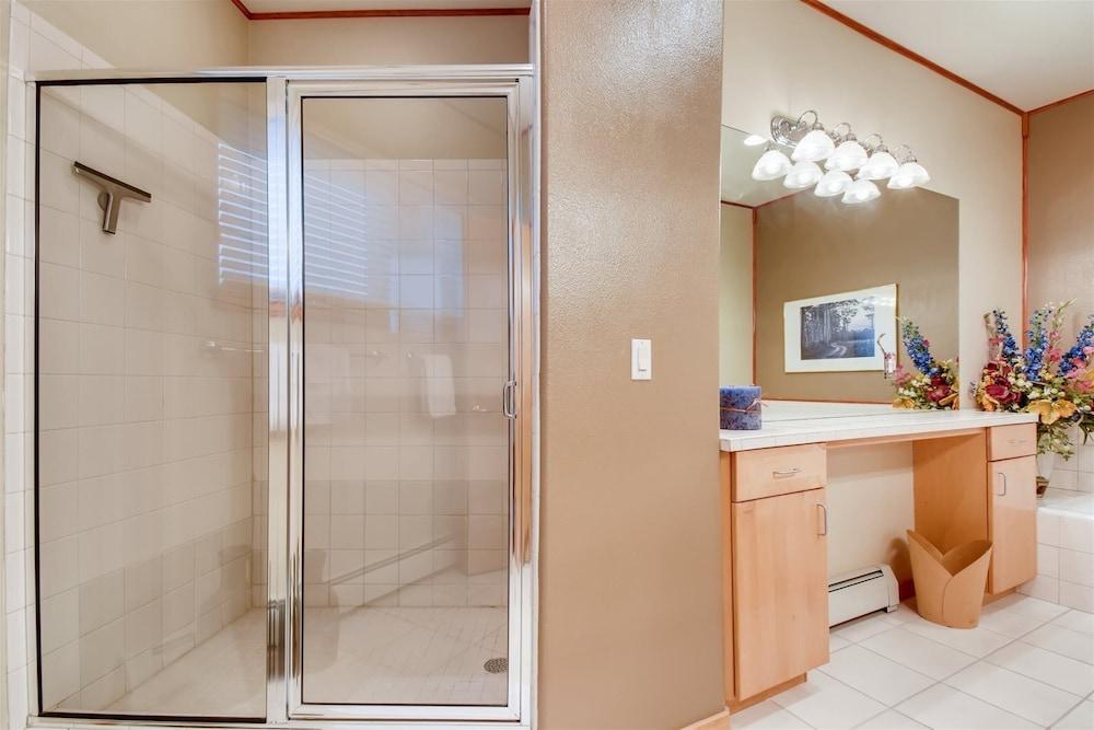 1-1220 Lionsridge Loop 3B