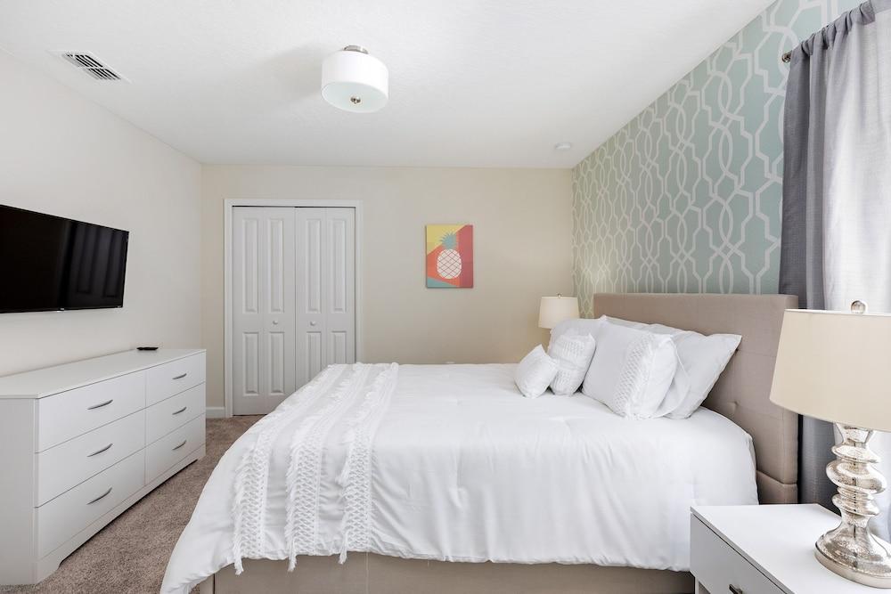 1509 MC - Exquisite 8BR Villa With Pool & Games