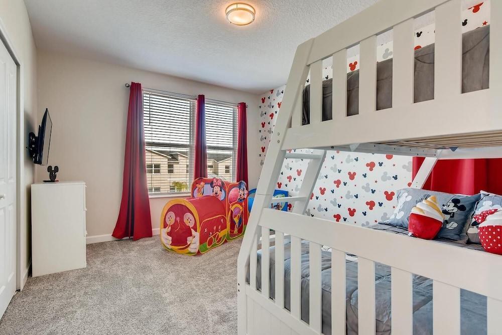 8992 CC - Exquisite 5 Bed Single Family