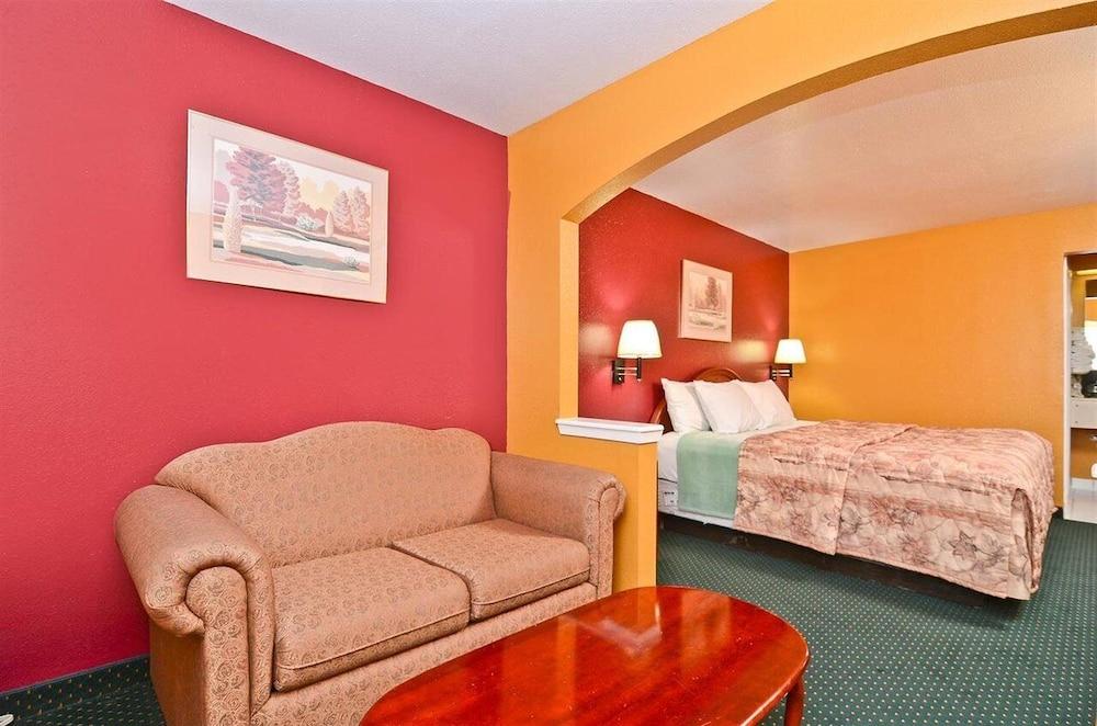 Pine Point Inn & Suites