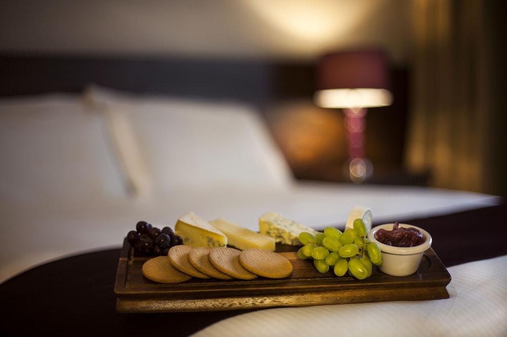 Woodford Dolmen Hotel