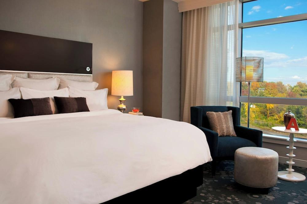 Renaissance Arlington Capital View Hotel