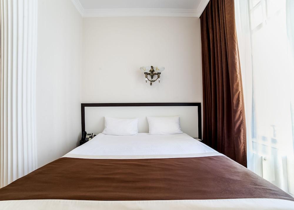 Corona Hotel & Apartments