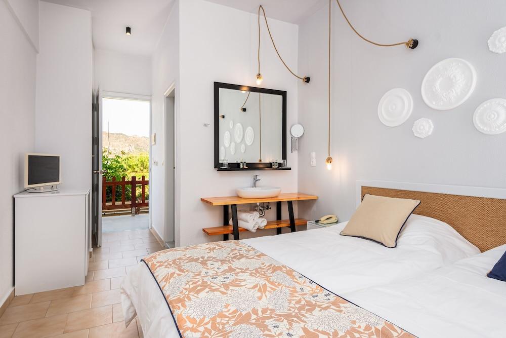 Mrs Chryssana Beach Hotel