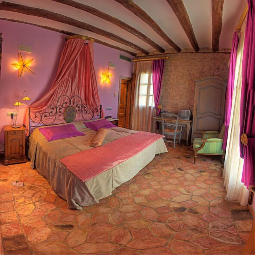 Bodegas de Arnés - Adults Only