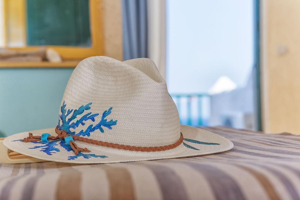 Cavos Bay Hotel and Studios