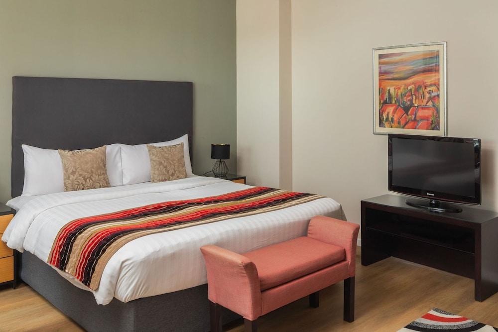 Escala Hotel & Suites