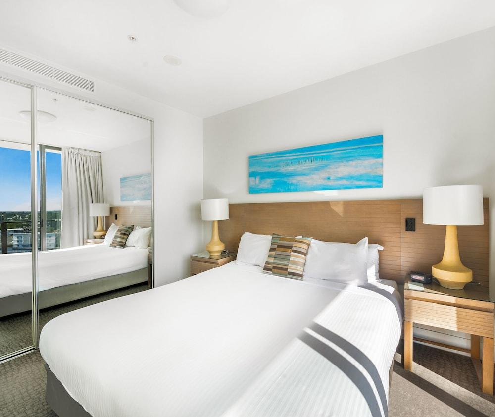 Oaks Redcliffe Mon Komo Suites