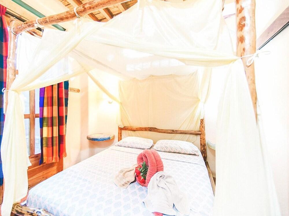 Balsa Surf Camp by Rotamundos