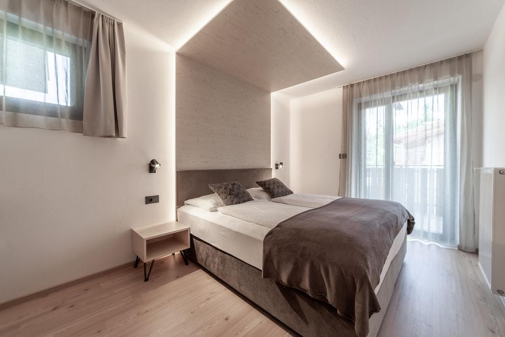 Aparthotel Familiaris - Family Apartments - Pools & Spa in the Dolomites