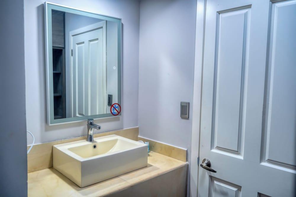 Laos Mar Hotel & Suites