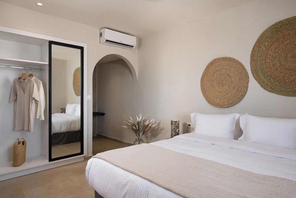 The Noverian Bios Santorini