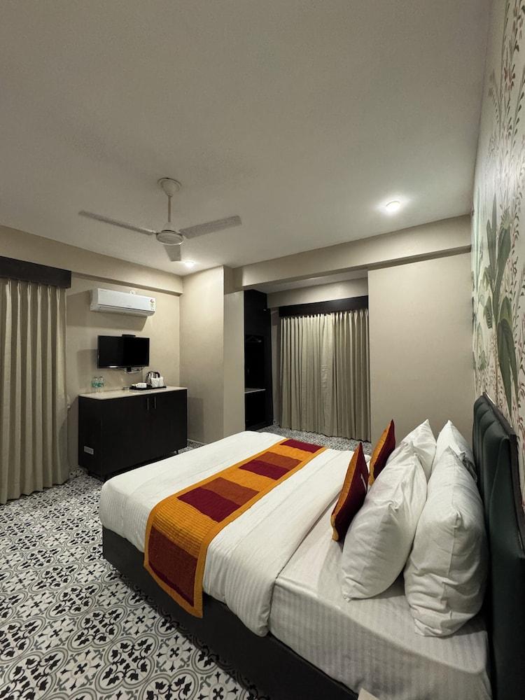 Hotel Raghuraj Palace