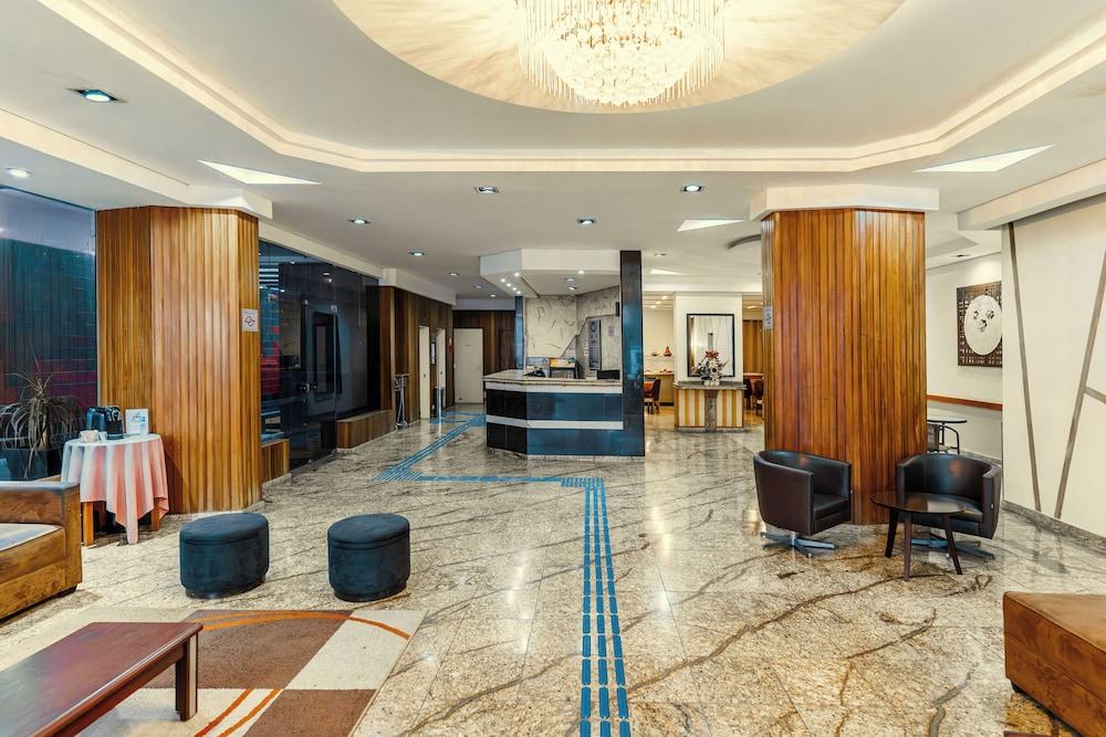 Carillon Plaza Hotel