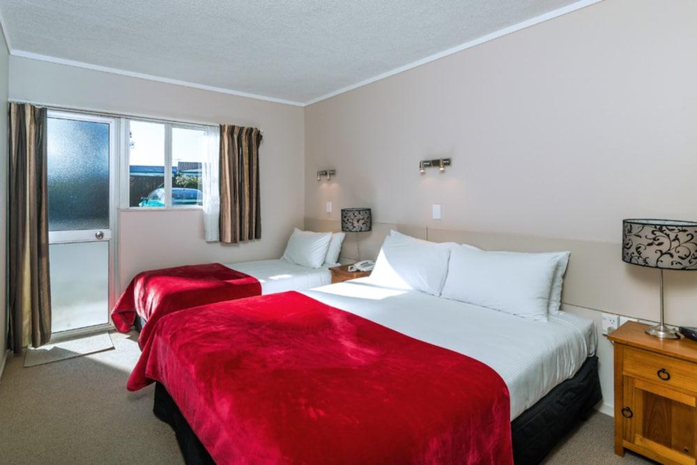 Twin Peaks Lakeside Inn