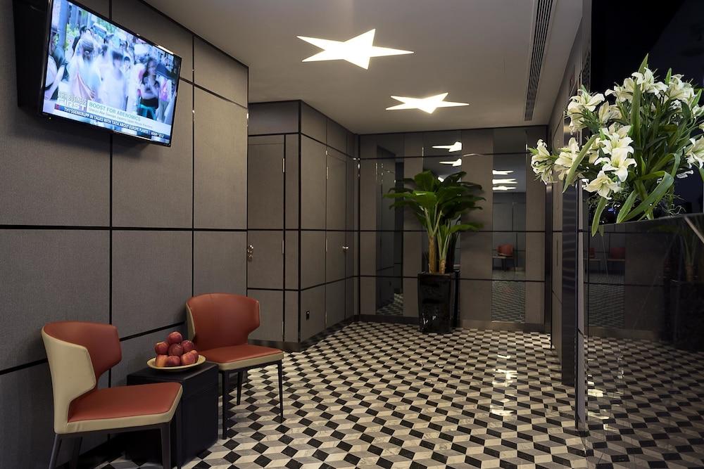 Hotel 81 Premier Hollywood