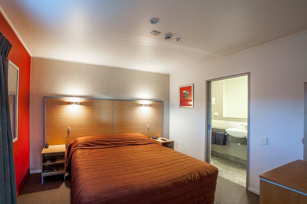 Landmark Manor Motel