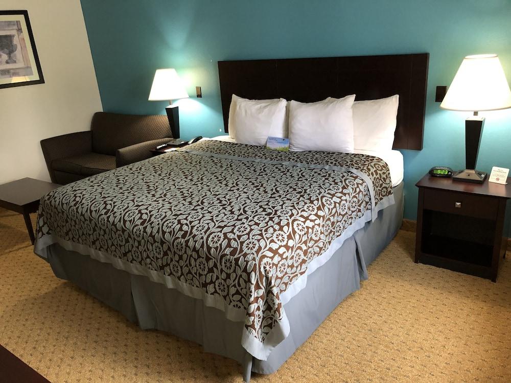 Days Inn & Suites by Wyndham Conroe North