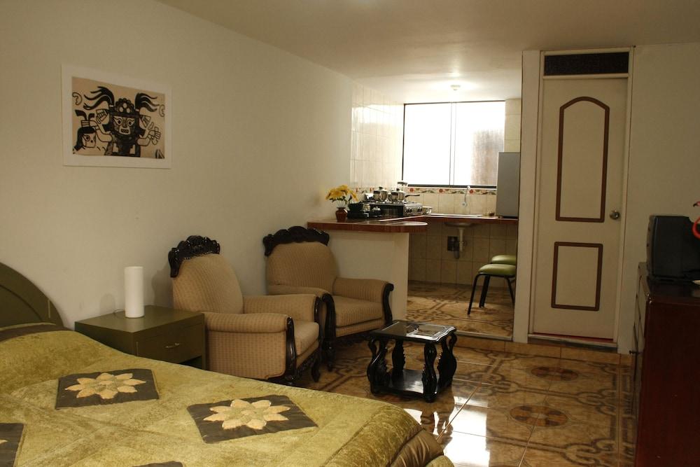 LYNIK La Casa de Blanca