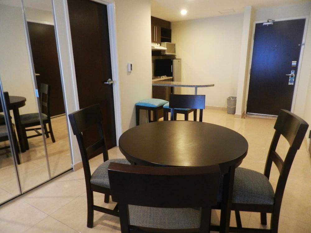 Astur Hotel y Suites