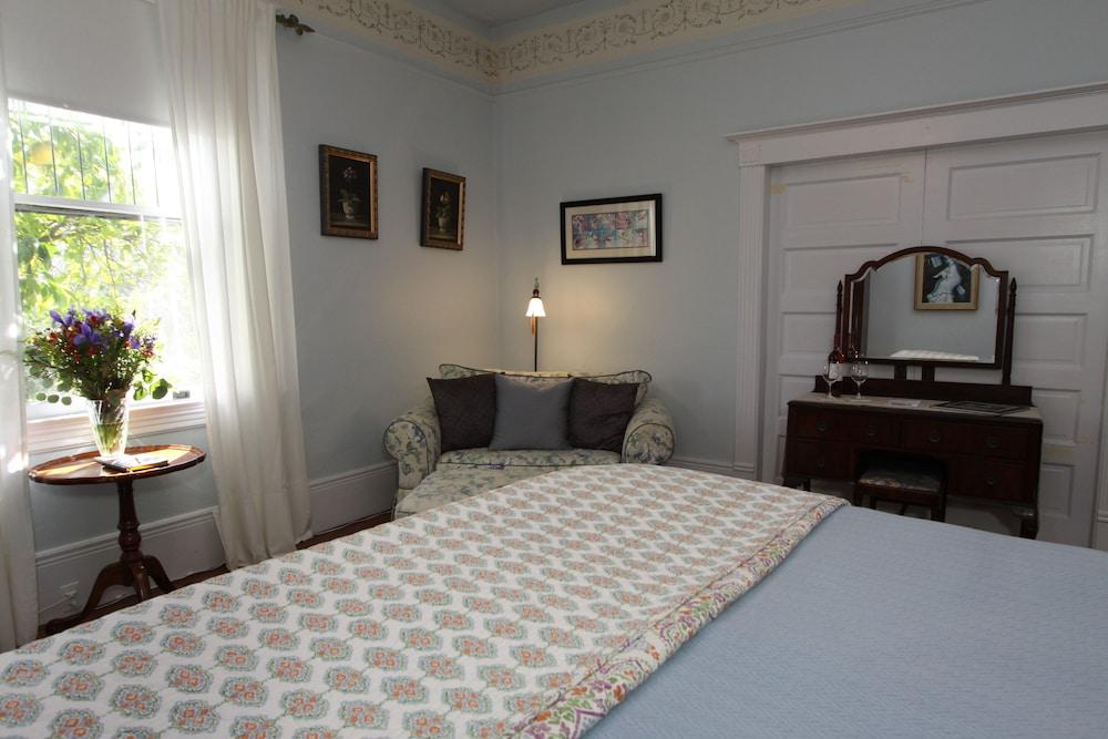 Kelley & Young Wine Garden Inn