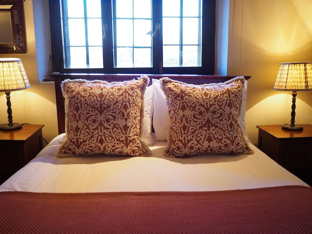 Bear and Ragged Staff