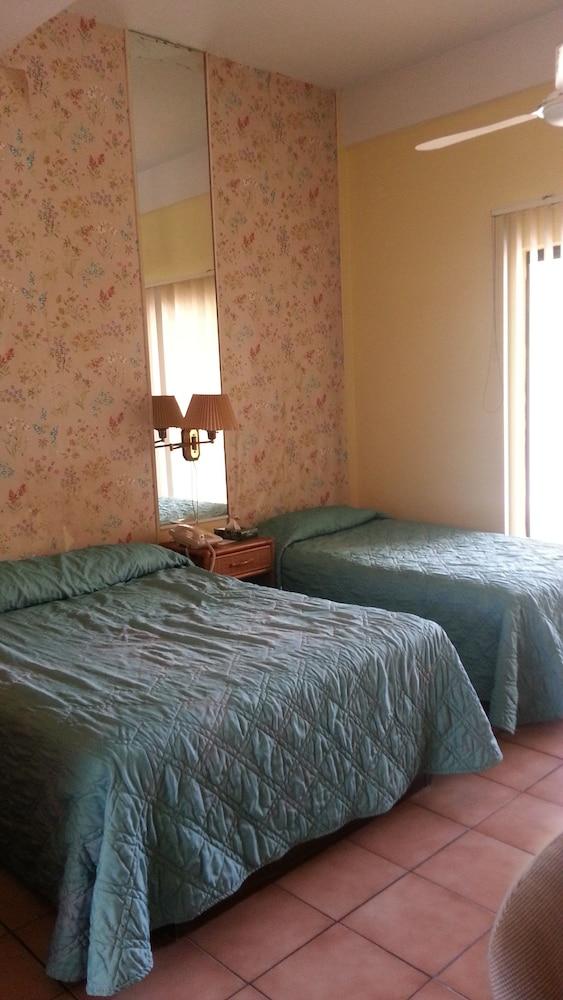 Summer Holiday Hotel