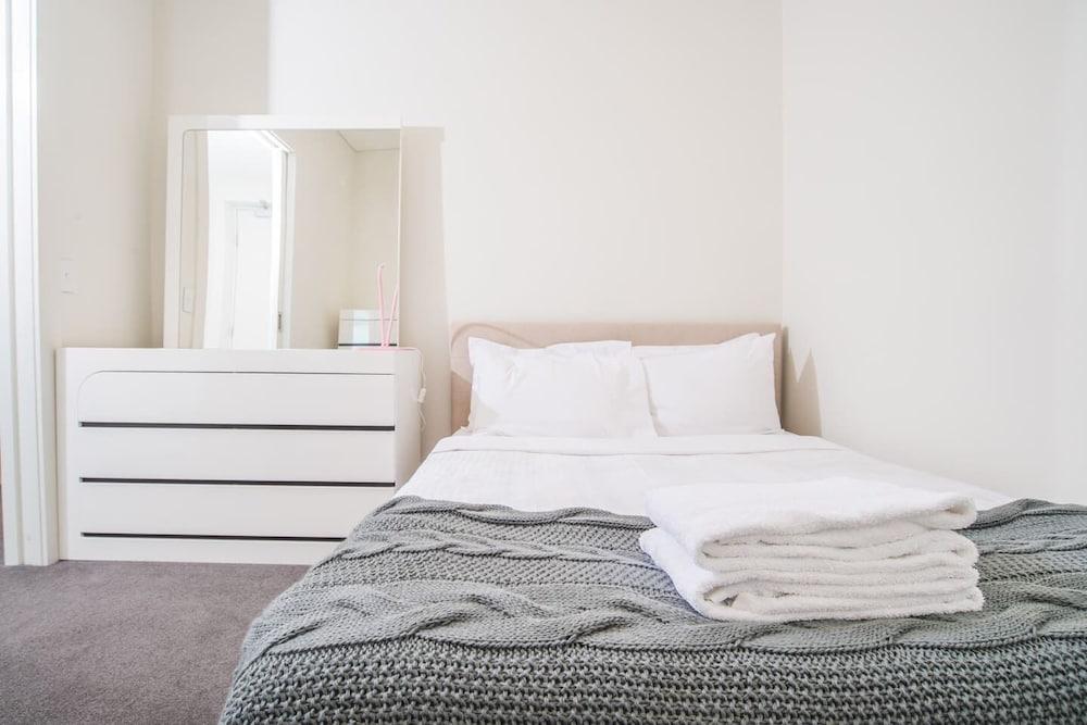 2bed1bath High-end APT at Olympic Parkviews+p