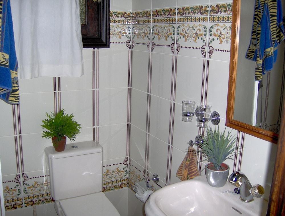 Rustic Holiday Home With Small Patio-terrace