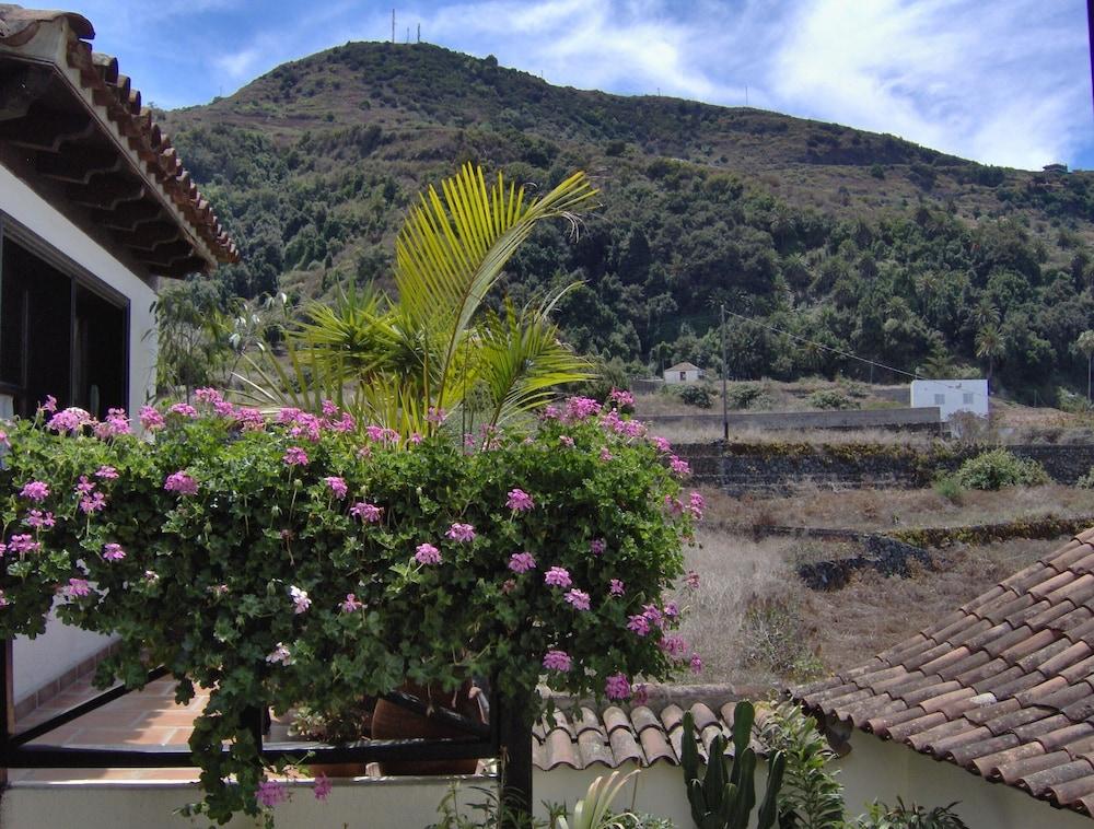 Rustic Holiday Home With Balcony and sea View