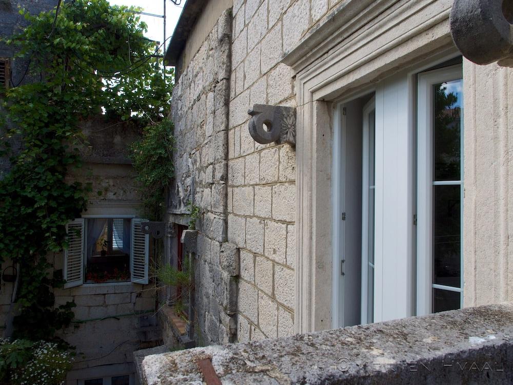 White House Apartments