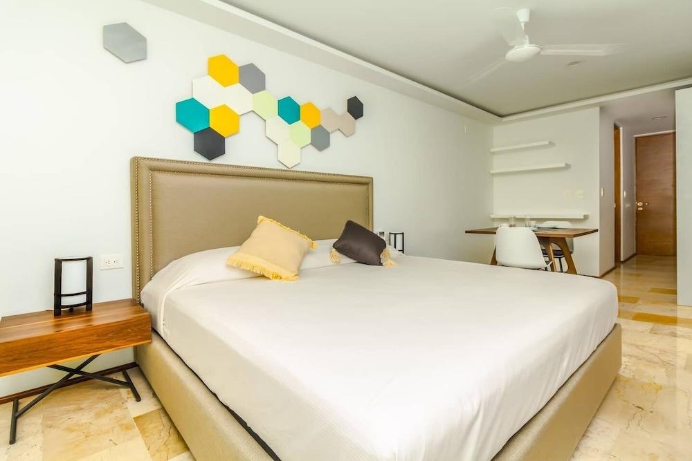 Amazing Studio, Best Location, AC, Beach!