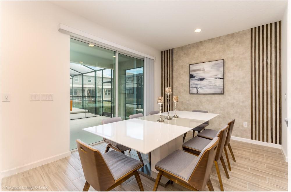 8 Bedroom 6 Bathroom Villa