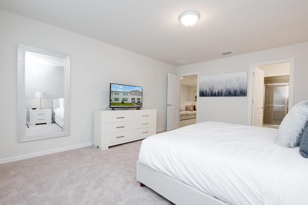 5 bed Town Home With Pool