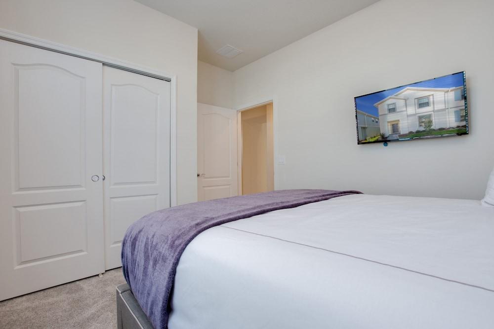 5 Bed 4 Bathroom Town Home