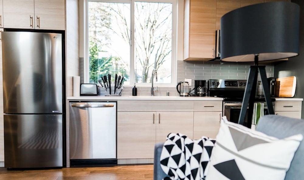 Sky Mark Lux 2 - Seattle's Best Modern 3BD HomeTel
