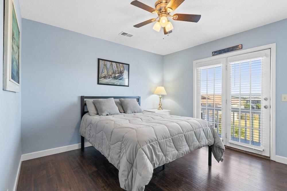 Reel 'em Inn 4 Bedroom Home by RedAwning