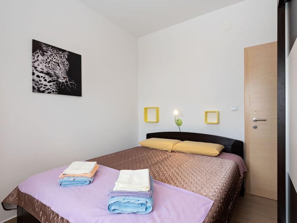 Simplistic Apartment in Neviđane with Balcony