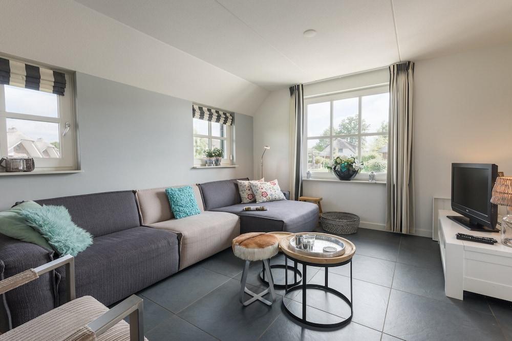 Giethoorn Villa With Modern Touch